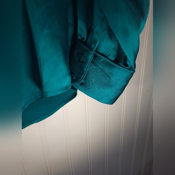 Chicos size 1 (8-10) emerald green silky blouse - Picture 2 of 6